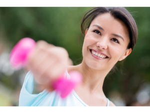 Vrouw doet krachttraining voor hormonale balans