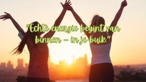 Twee vrouwen reiken zich uit tijdens een zonsondergang, symbool voor energie, balans en vitaliteit van binnenuit.