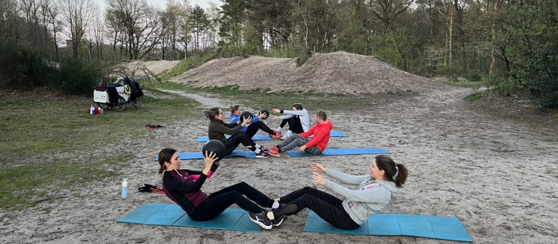 vrouwen doen krachttraining voor hormonale balans