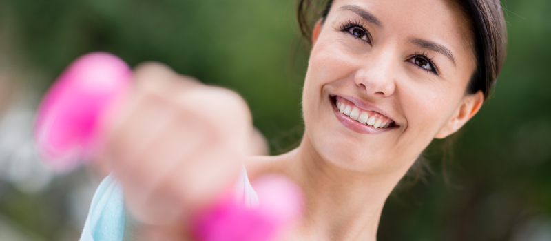 Vrouw doet krachttraining voor hormonale balans